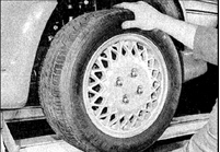 4. Покачайте колесо в вертикальной плоскости, взявшись за верхний и нижний края.