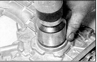 2. Установите новый сальник так, чтобы губки рабочих кромок были направлены внутрь.