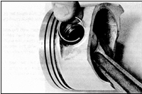 25. Проверьте свободу вращения пальца в бобышках поршня, затем установите стопорные