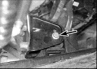 30. Обозначьте положение стяжного болта (указан стрелкой) на кронштейне передней