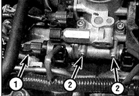 2. Отсоедините от клапана разъем (1 – разъем, 2 – винты крепления).