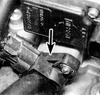 1. Потенциометр дроссельной заслонки (указан стрелкой) установлен на правой стороне