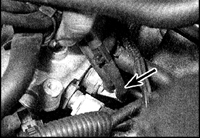 клапан на моделях с карбюраторным двигателем Термовакуумный клапан (указан стрелкой)