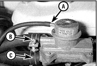 6. Подуйте в патрубок "В" и проверьте, чтобы клапан не пропускал воздух. Откачайте