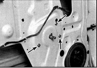 4. Отверните болты крепления ручного привода стеклоподъемника (или электропривода)