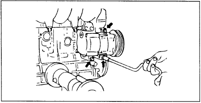 16. Отсоедините компрессор кондиционера от его кронштейна крепления.