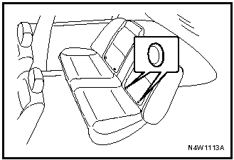 4. Установите детское кресло на сиденье над двумя нижними узлами крепления и