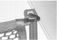 Для установки и закрепления передних крючков введите крючки параллельно петле,