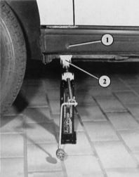 Бортовой автомобильный домкрат (2) можно устанавливать только под выбитой на
