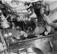 После снятия рукава подачи воздуха у 5-цилиндрового двигателя виден клапан (2)