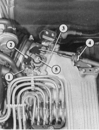 Слева: снятие рукава воздухозаборника. Стрелки указывают на детали, которые должны