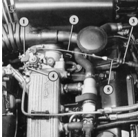 Расположение привода газа у двигателя мощностью 85 кВт; цифры обозначают: 1 и