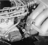5-цилиндровый двигатель: пусковой топливный клапан (2) со штекером (1).