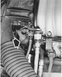 Сзади слева в двигателе расположен датчик температуры охлаждающей жидкости (ввинчен
