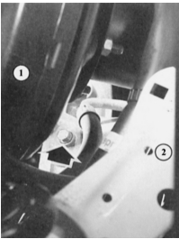 стрелка обозначает регулировочный болт рулевого механизма, расположенный довольно