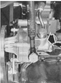 насос высокого давления (стрелка) усилителя рулевого механизма установлен в 4-цилиндровом