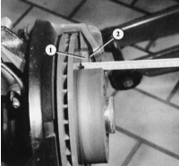 Измерение толщины колодок тормозного механизма передних колес: