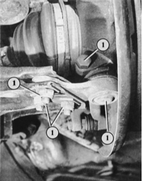 Слева: стяжные скобы необходимы для того, чтобы при снятой амортизационной стойке