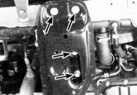 8. Отверните два болта (стрелки) крепления продольного кронштейна рамы кузова