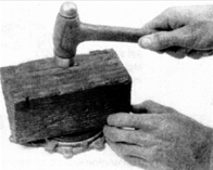 7. Запрессуйте в держатель новый сальник дарами молотка через деревянную проставку,