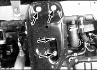 5. Чтобы снять передние опоры двигателя, отверните две гайки крепления упругого
