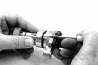 3. При помощи маленькой отвертки снимите уплотнительное кольцо с датчика и установите