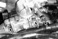 8. Открутите верхние болты (указаны стрелками) крепления коробки передач к двигателю.