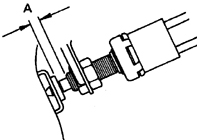 10. Измерьте расстояние (зазор А) между выключателем фар стоп-сигнала и педалью
