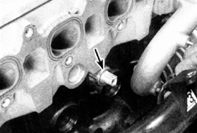 1. Датчик детонации (указан стрелкой) установлен с внутренней стороны двигателя