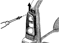 3. Открутите крепежный винт и поднимите блок-фару вверх для ее снятия.
