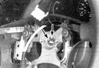 8. Открутите крепежную гайку рулевого колеса (указана стрелками) и отметьте положение