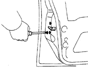 2. Отвинтите крепежные болты защелки с торца двери.