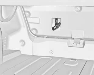 Потяните ручку на внутренней стороне заднeeй двери.