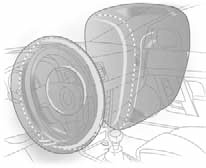 Движение вперед пассажиров передних сидений задерживается,