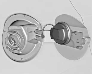 Крышка топливозаправочной горловины удерживается в специальной скобе.