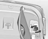 1. Снимите панель крышки багажника.