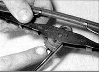 2. Для снятия щетки отведите рычаг щеткодержателя от стекла до фиксации рычага.