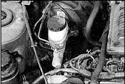 Бачок гидропривода тормозов находится в правой задней части моторного отсека.