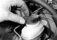 2. При необходимости доливки отверните и осторожно достаньте пробку бачка. При