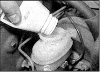 3. Осторожно долейте жидкость и закройте бачок пробкой.