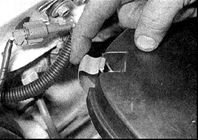 2. Отведите в стороны пружинные защелки крышки воздушного фильтра.