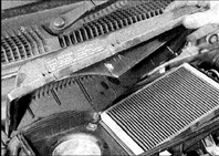 3. Cнимите крышку воздушного фильтра (на фото – крышка воздушного фильтра инжекторного