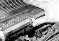 7. Установите крышку воздушного фильтра и закрепите пружинными защелками. Затяните