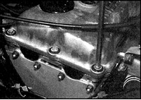 7. Убедитесь в правильности установки крышки, заверните болты с шайбами. Затяните