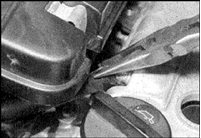 2. Ослабьте хомуты и отсоедините шланги отсоса внутрикартерных газов в на крышке