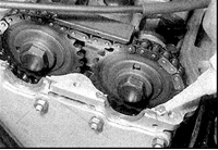 2. Нанесите герметик на полукруглые выборки головки цилиндров. На двигателях