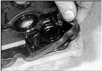 3. Уложите прокладку в канавку на крышке, проследив за правильностью ее положения