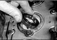 4. Установите уплотнительные кольца свечей зажигания. При необходимости зафиксируйте