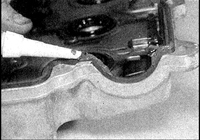 5. Нанесите герметик на прокладку примерно в 1 см по обе стороны от краев полукруглой