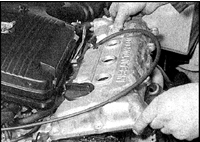 6. Осторожно установите крышку головки цилиндров на место, при этом смещение